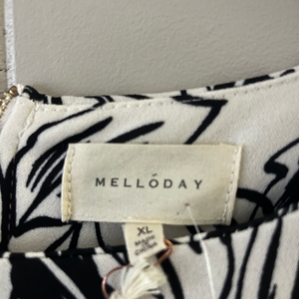 MELLODAY Monochrome Leaf Pattern Blouse - Picture 8 of 8